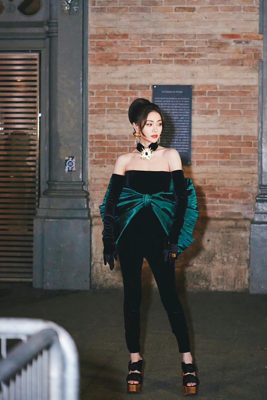 谢可寅  一字肩礼服配小脚裤   高跟鞋美jio丫