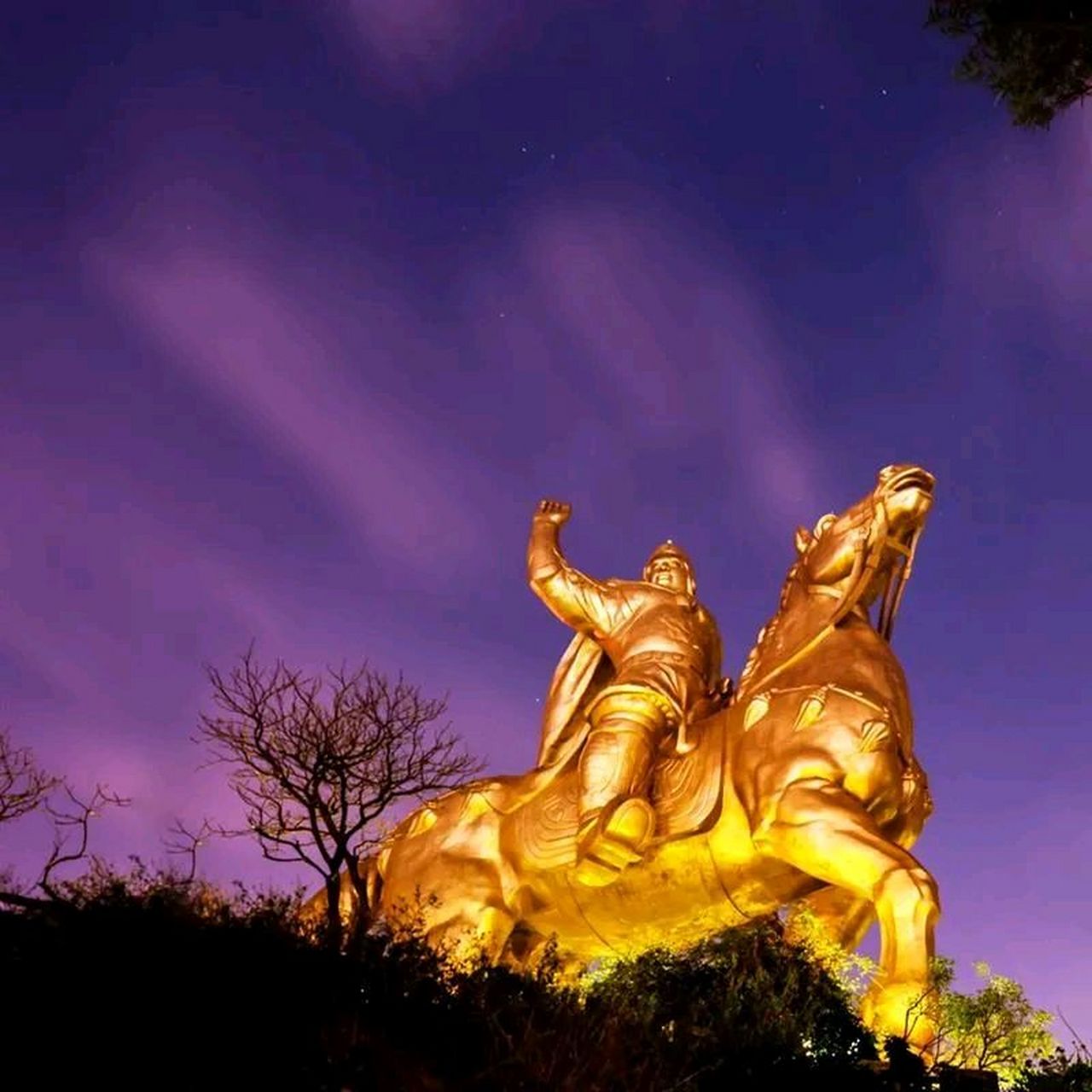 昨晚上泉州郑成功骑马的雕像亮灯了,照亮了整夜,有一大批漳州人民去