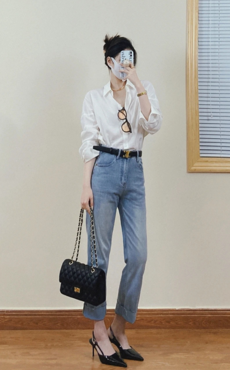 牛仔裤加上白色衬衣,配上一双黑色高跟鞋,御姐风满满