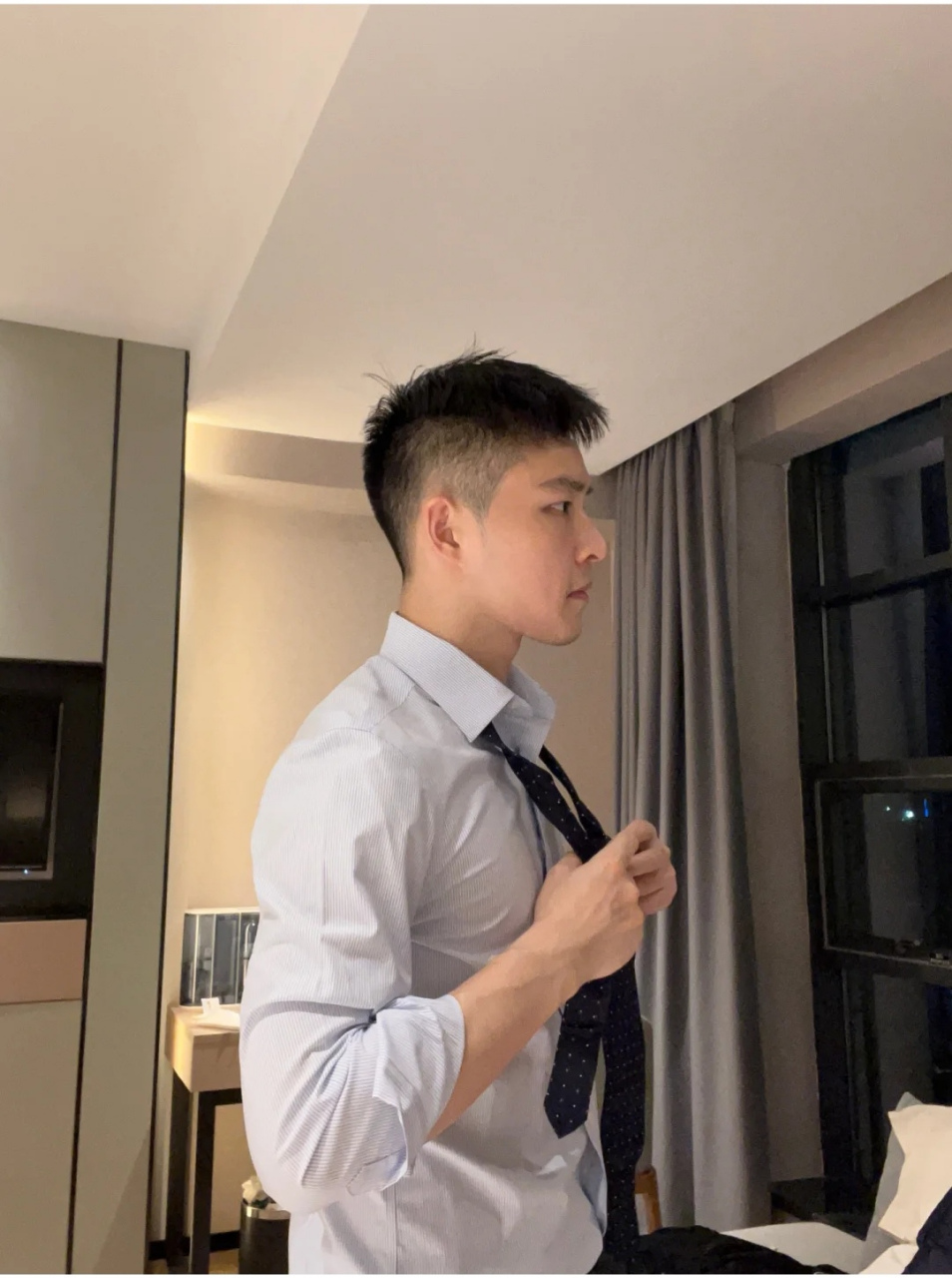 正装帅哥这侧颜杀也太绝了,高鼻梁大鼻子真是越看越爱呢!