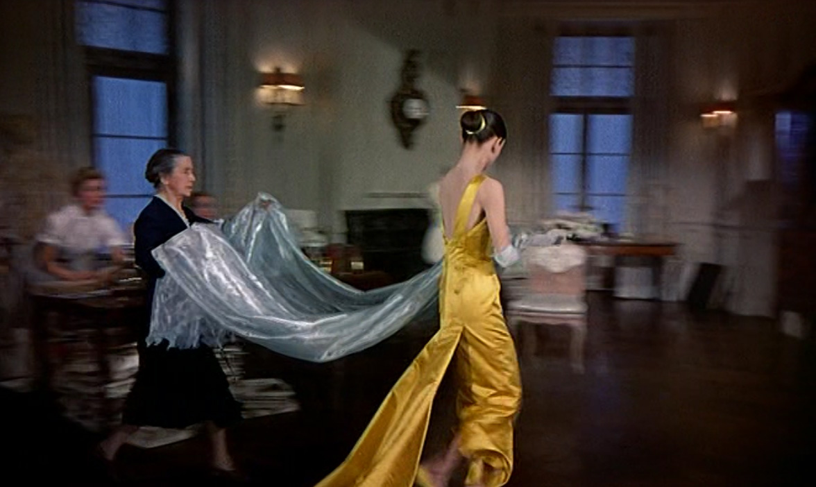 《甜姐儿》14套服饰欣赏:土妞变超模,看奥黛丽·赫本惊艳换装