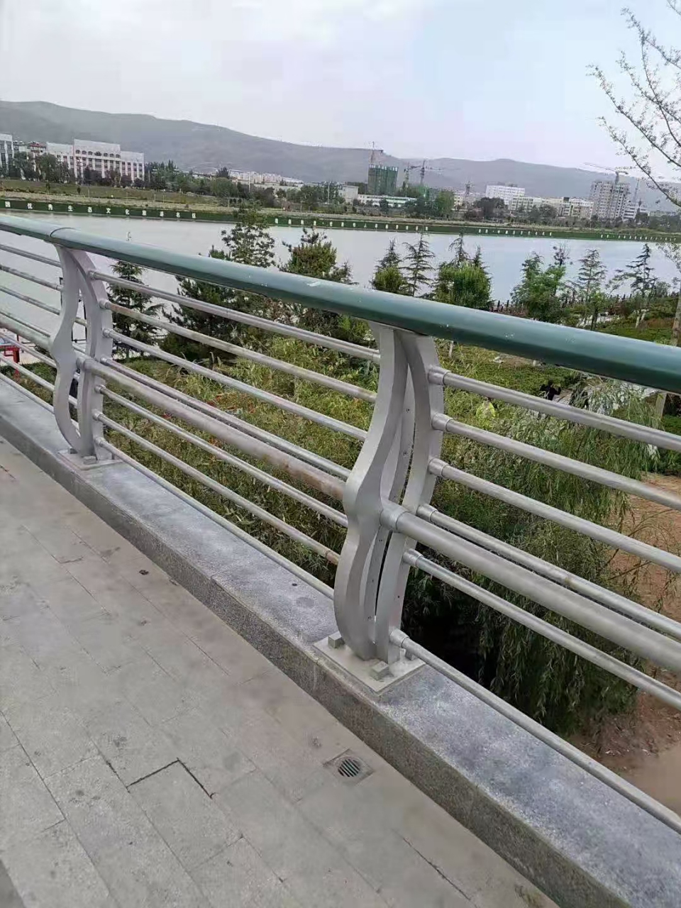 304不锈钢护栏厂家 不锈钢复合管护栏安装