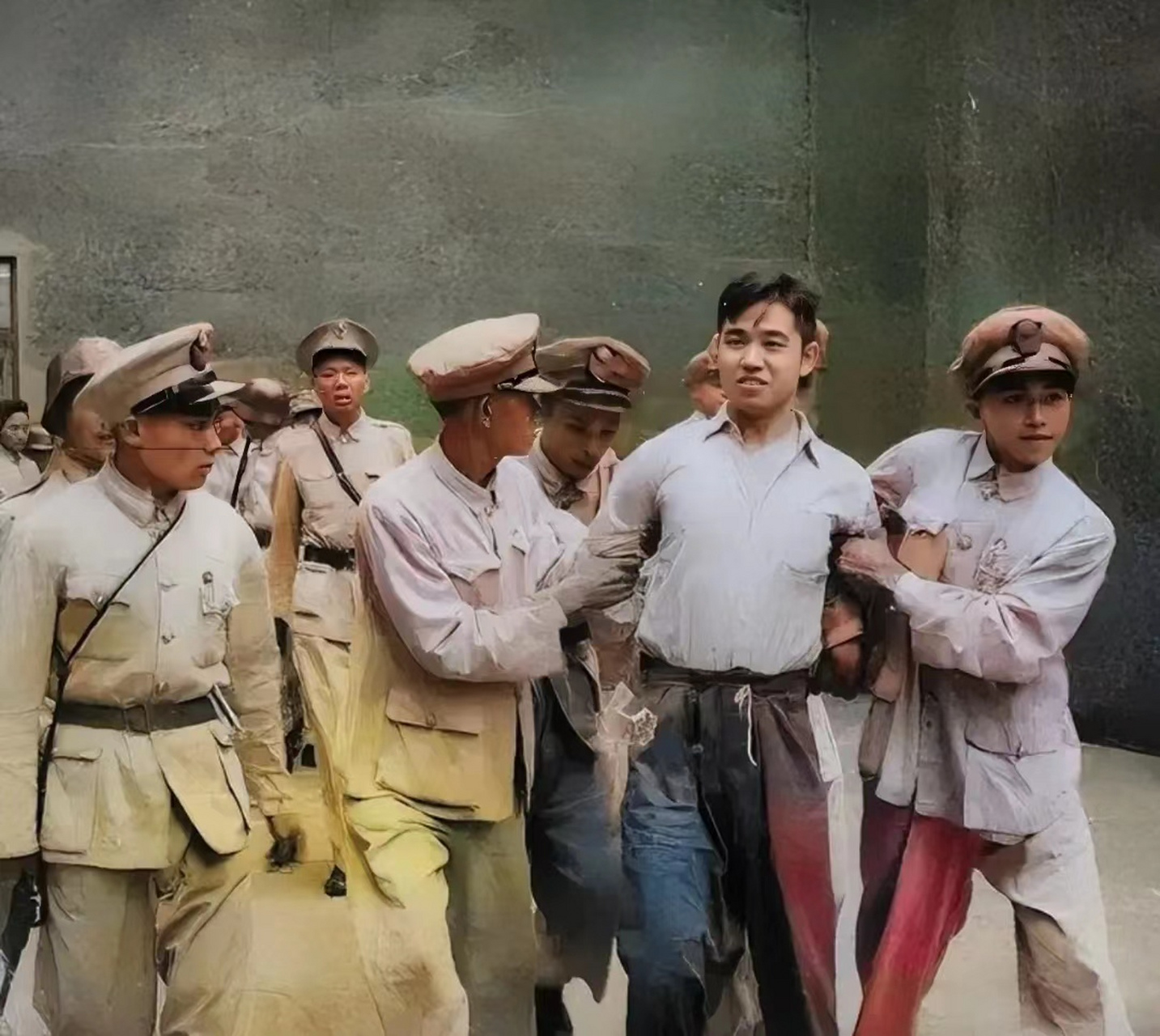 1948年,上海提篮桥监狱刑场,王孝和烈士就义前的场景,他昂首挺胸,从容