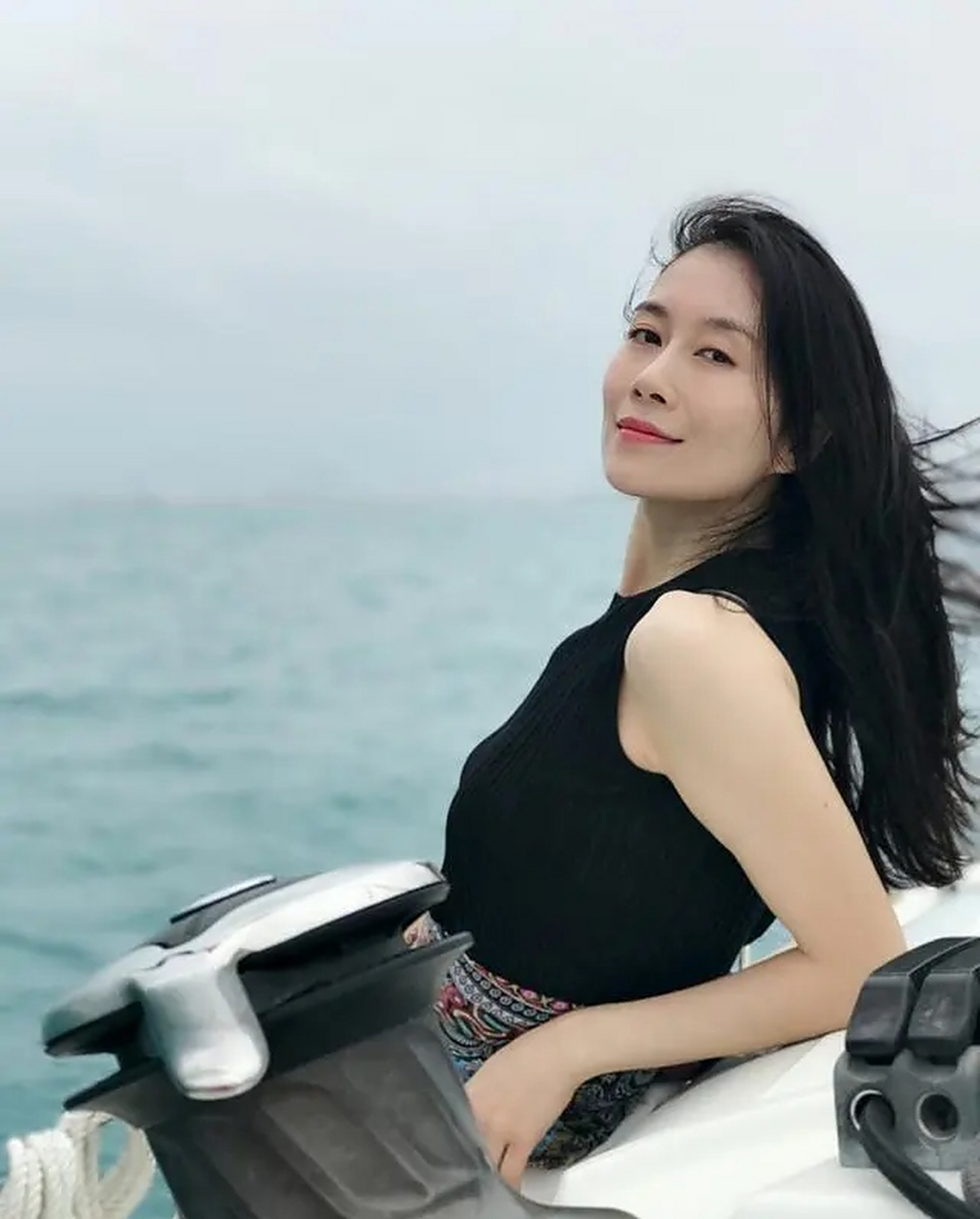 进入娱乐圈20年的温峥嵘,在《浮华背后》中饰演了英姿飒爽的警察,在《