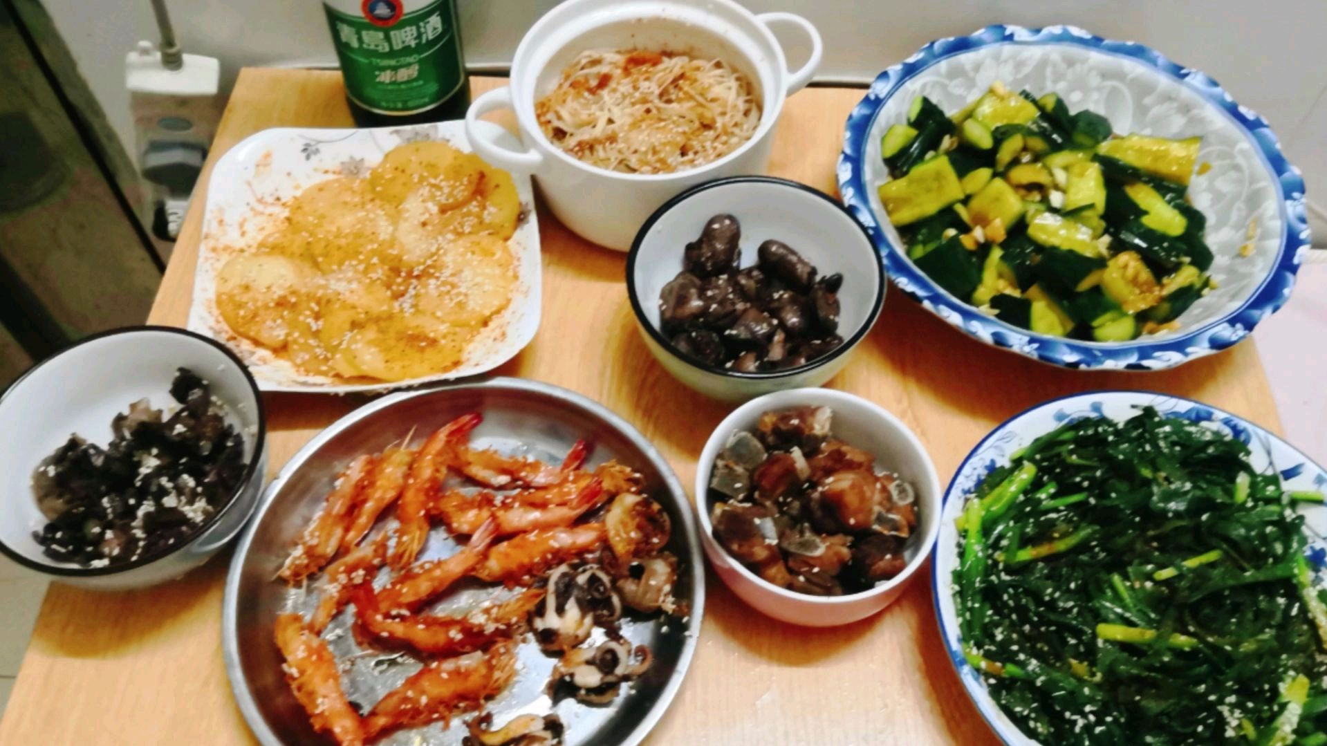 打工妹在出租屋做烧烤,有酒、有凉拌、虾排骨八爪鱼……你有故事吗