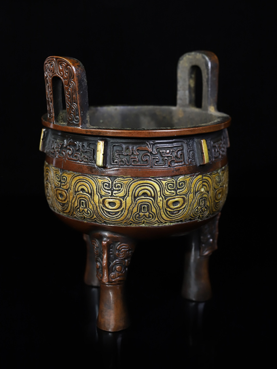 高浮雕工艺雕刻,做工精细,器型造型别致,皮壳包浆光滑细润.