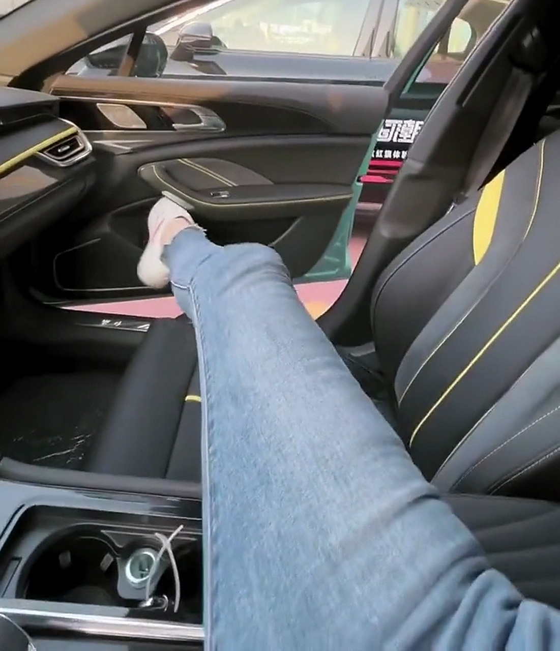 坐在驾驶室都能用腿关副驾驶的车门,这腿也太长了吧!