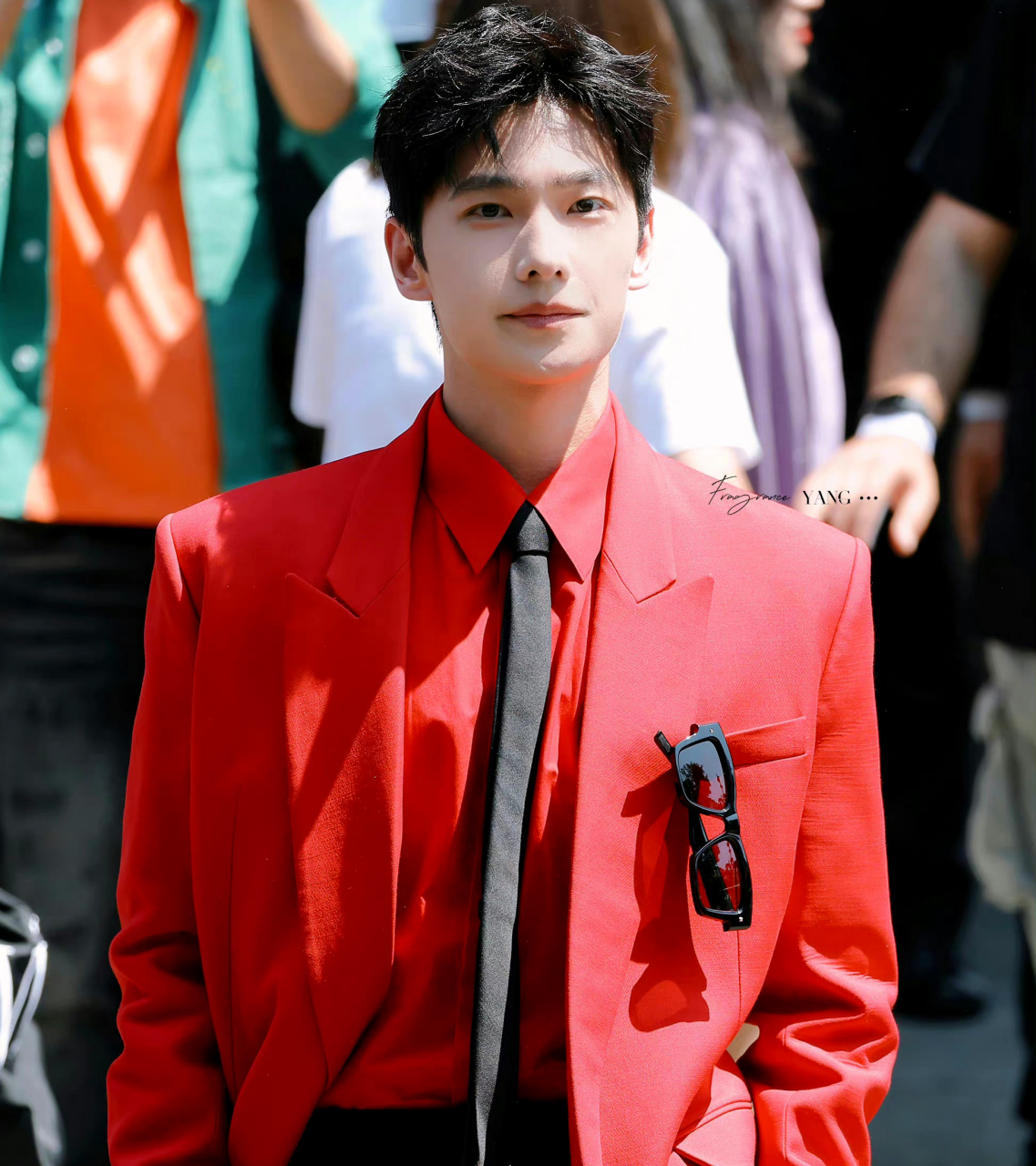 杨洋 新郎,杨洋身穿红色西装惊艳现身米兰时装秀!