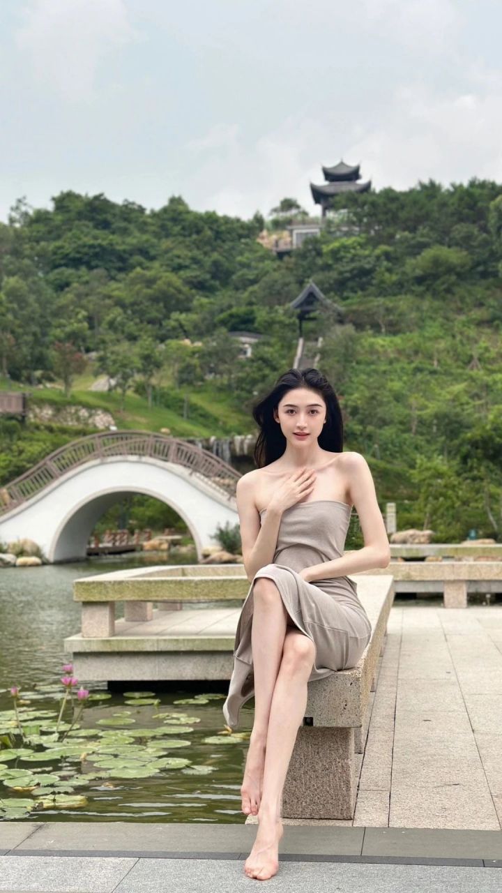 康可人抹胸裙展现完美身材. 光脚美腿引人注目.