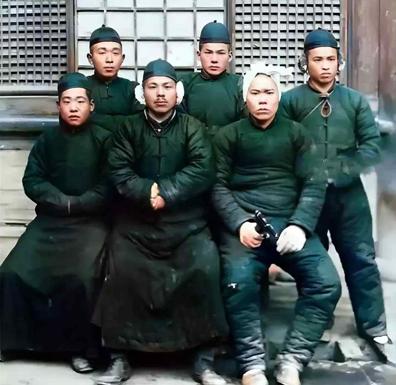 这六名穿着中国服饰的男子竟然是极度狡猾的日本人,六人中,其中五人戴