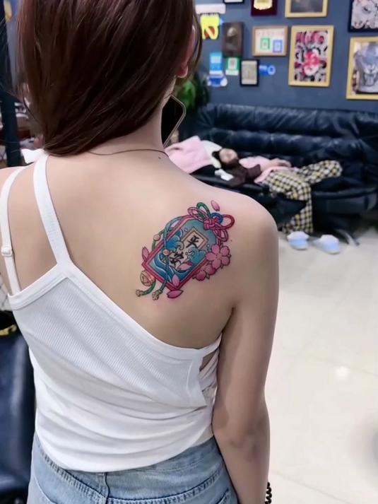 肩膀平安符刺青,妹子很适合