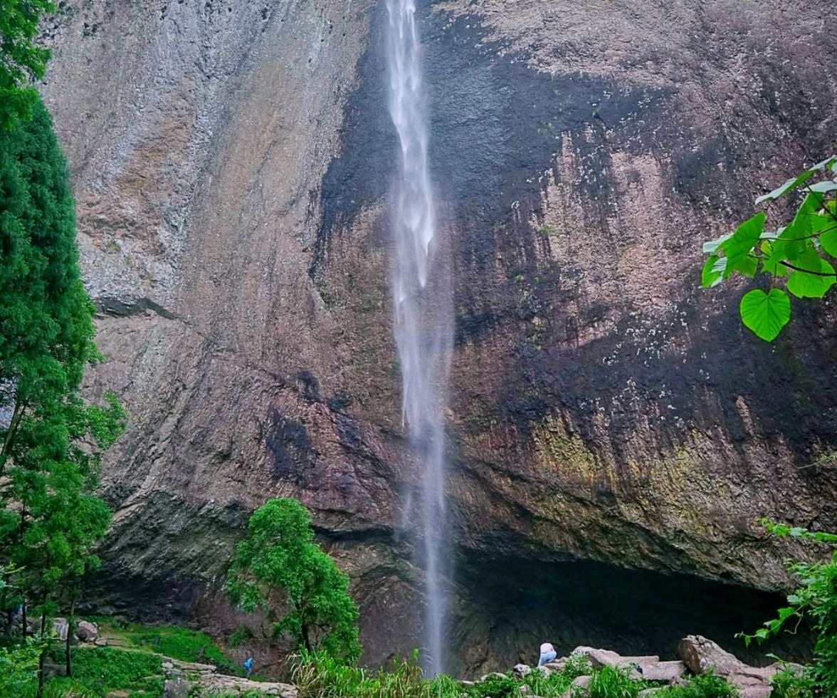 大龍湫瀑布,中國四大瀑布之一.它就坐落於雁蕩山大龍湫景區