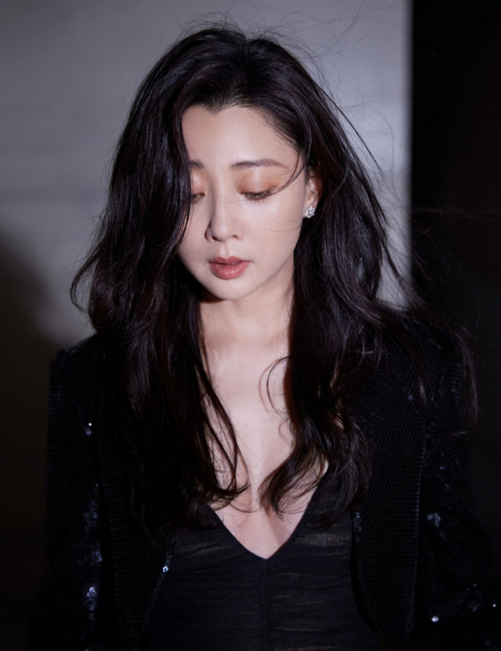 性感妩媚的#殷桃# 肤白貌美的容颜,窈窕曼妙的身材,丰满傲人的事业线