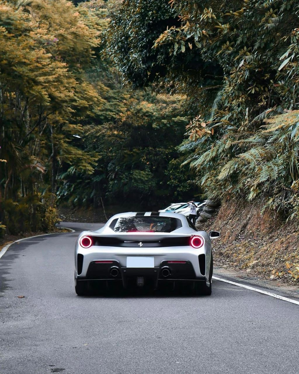 银白色法拉利488pista