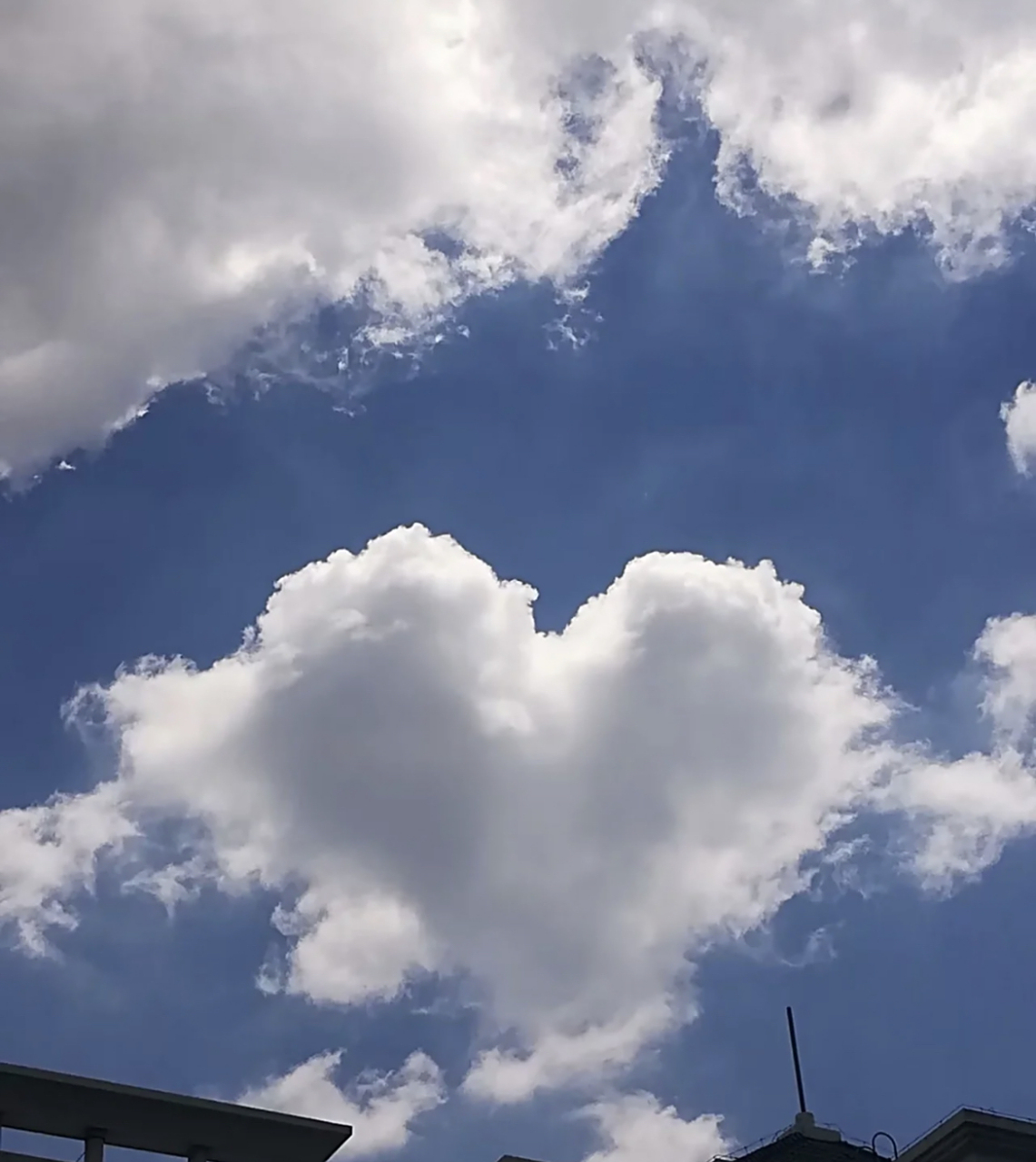 云朵是天空写过最美的文案93     天空都是爱心的形状09  我想做