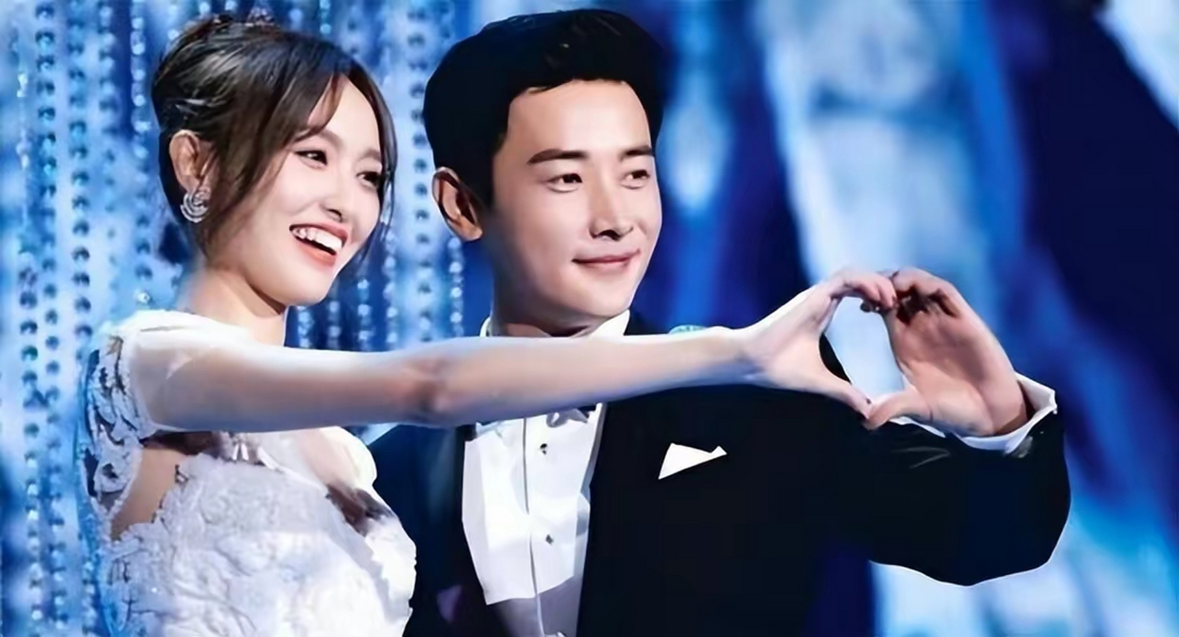 自曝与罗晋常年两地分居,2岁女儿由外公照顾 唐嫣穿着浅色的中式上衣