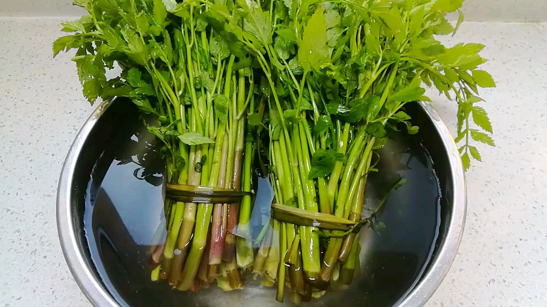 厨师长分享野芹菜是否有毒的方法和烹调技巧，非常值得收藏