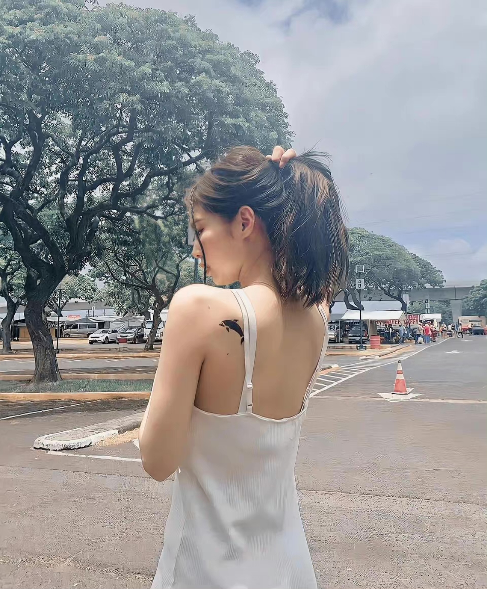 jennie大秀好身材,背部纹身吸睛!