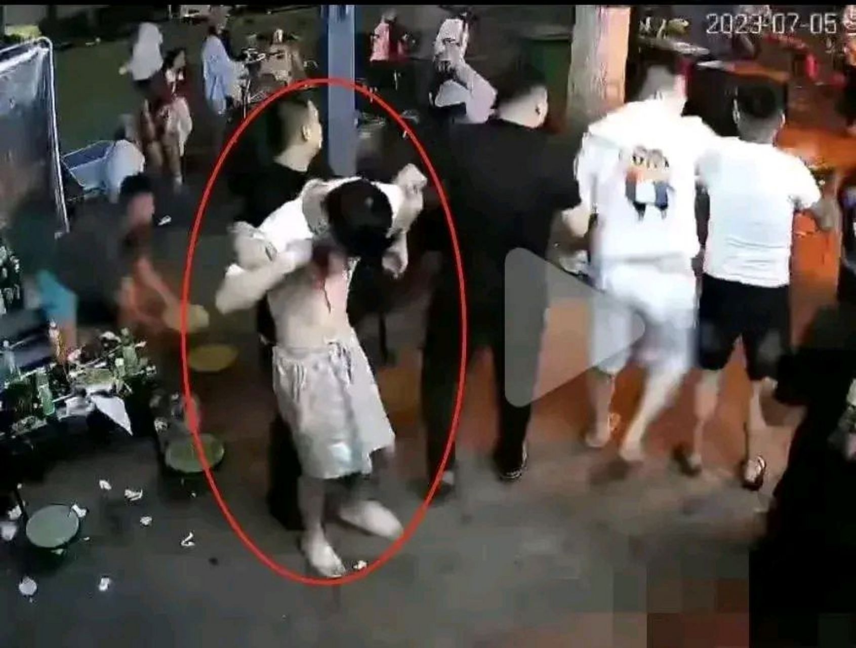 单从格斗技巧的角度来说,被捅身亡的季姓小伙就犯了