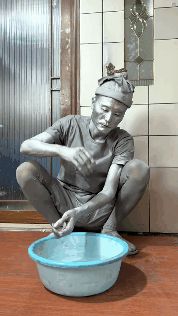 银人阿少真的太不容易了,满身满脸的涂料,订在那一动不动[可怜][可怜