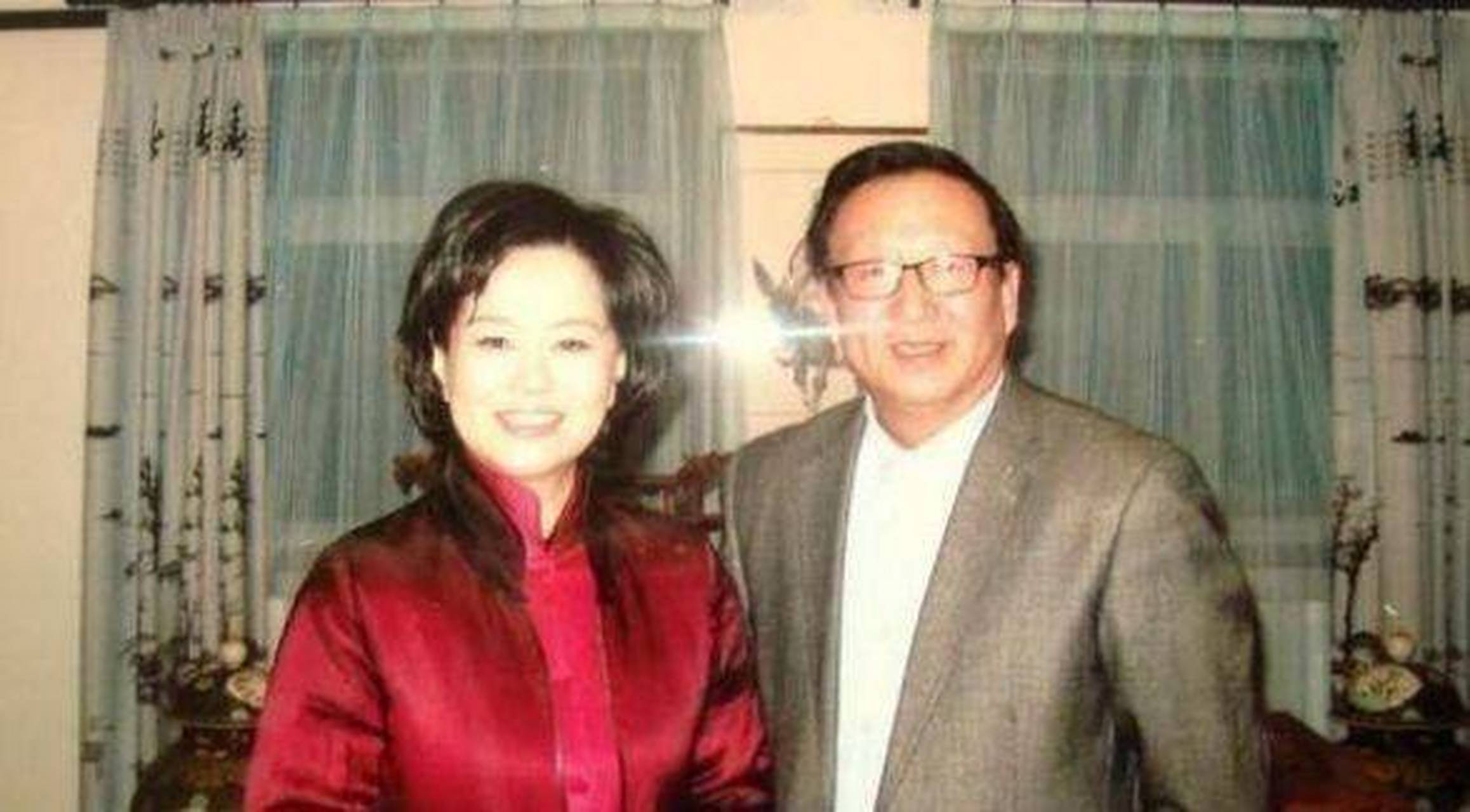 1990年,有天,鞠萍忙了一天下班回到家,丈夫正坐在电视机前,看了她一眼