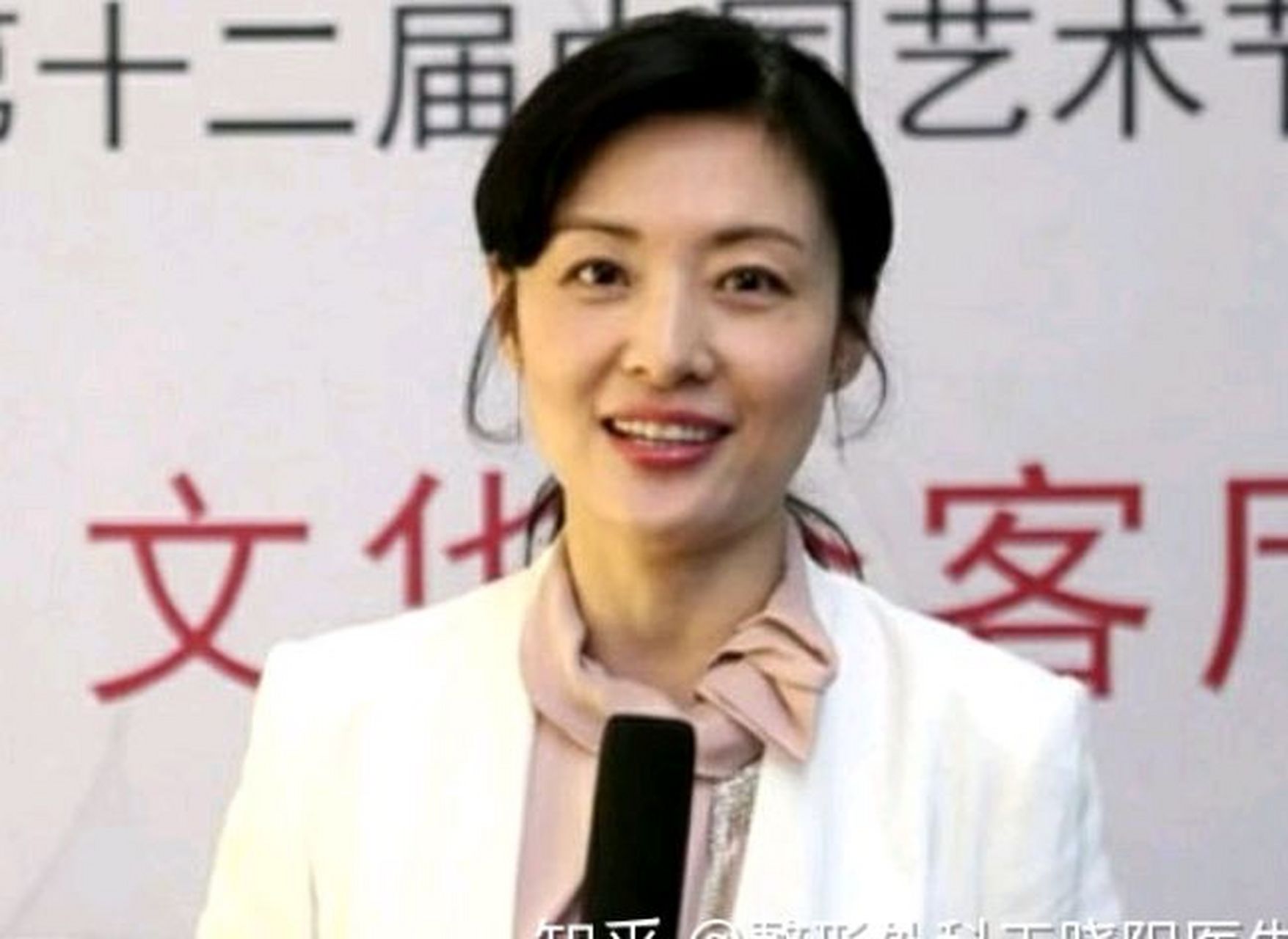 52岁的周涛 周涛近照曝光,原来的国字脸变方了,而且越来越匀称?