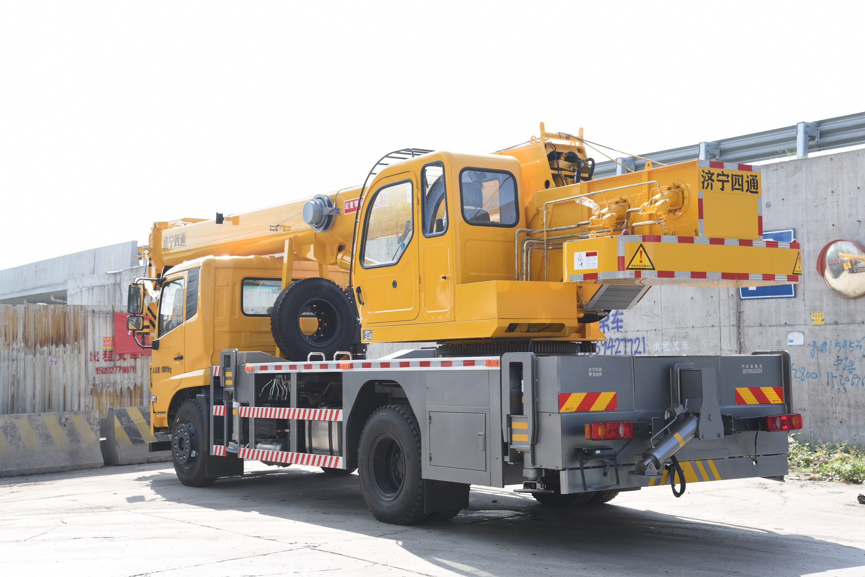 高品质,高性能的16吨汽车吊!