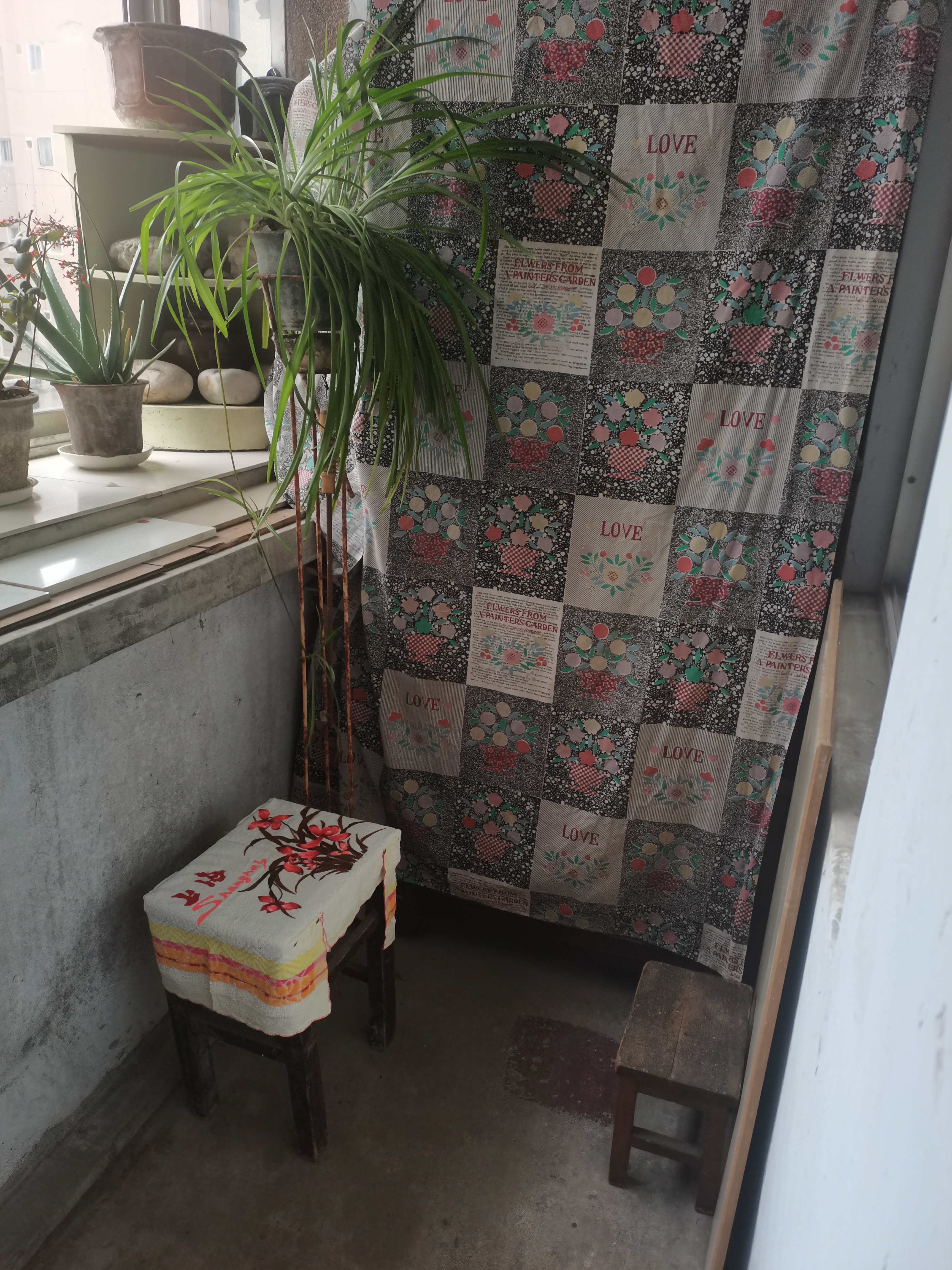 老人都喜欢攒破烂,啥都不舍得扔.累了一天,终于把阳台恢复成了阳台!