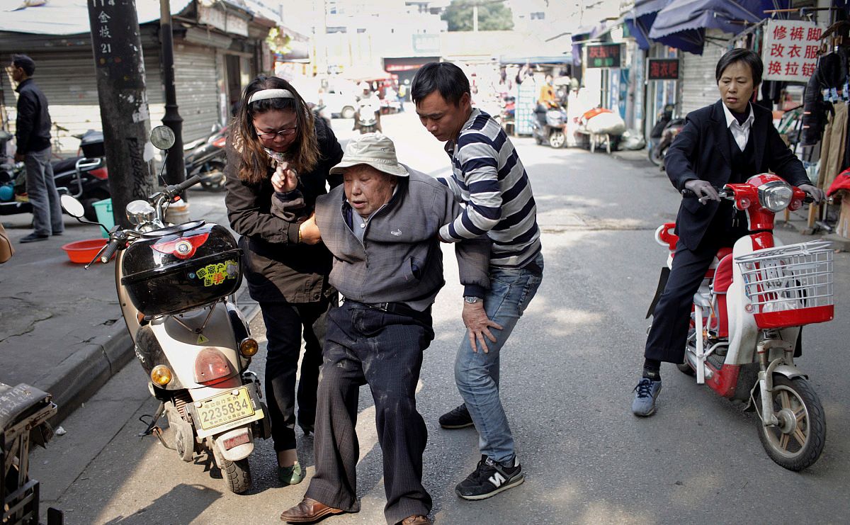 帮助跌倒老人遭讹诈,他是否违法,你的损失在哪里?