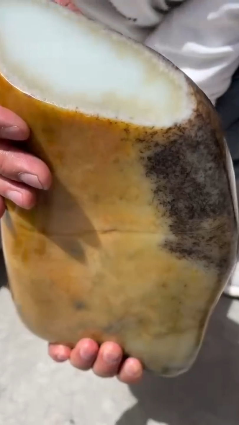 籽料石包羊脂玉