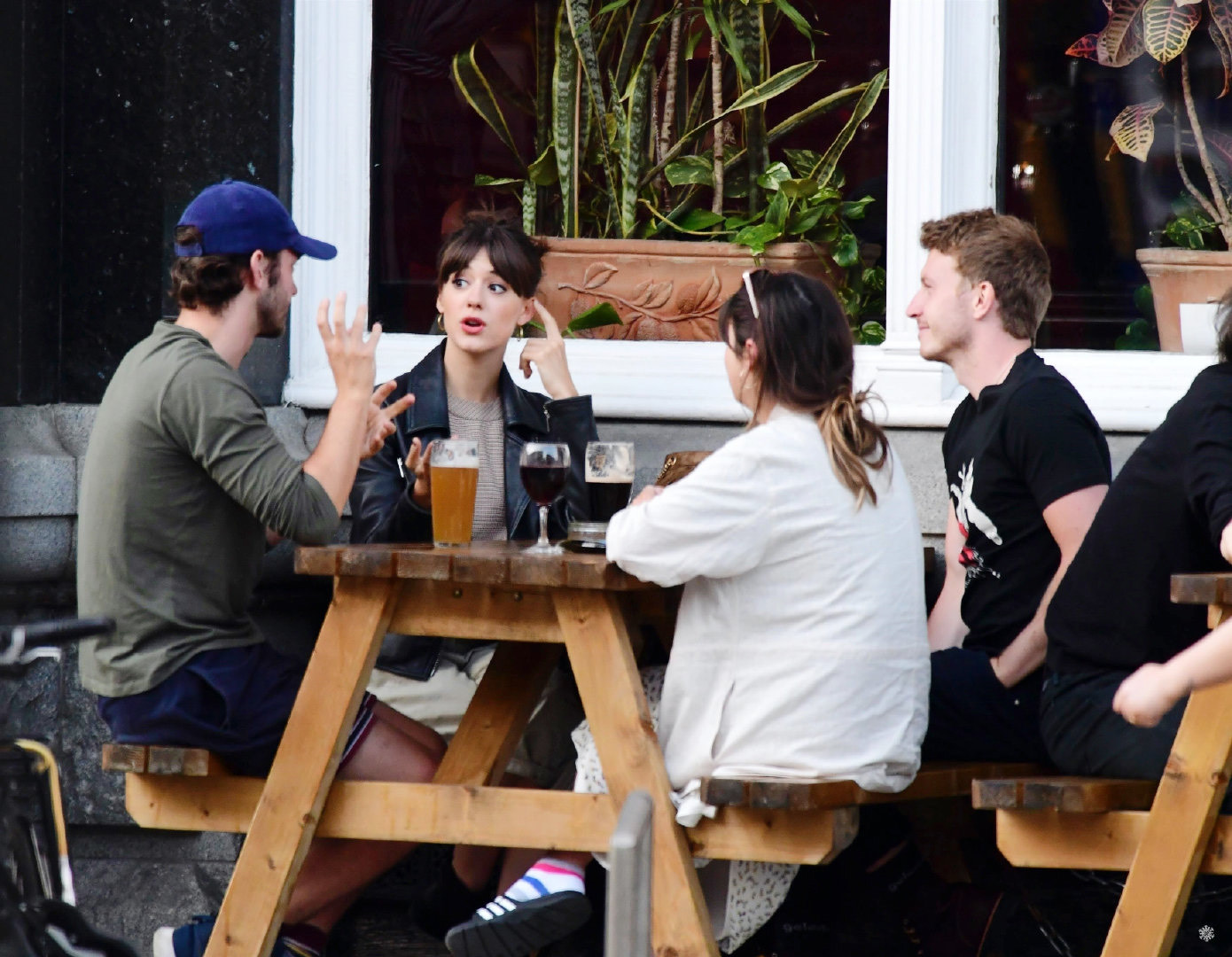 《普通人》主演黛西·埃德加-琼斯和男友tom varey伦敦最新街拍照