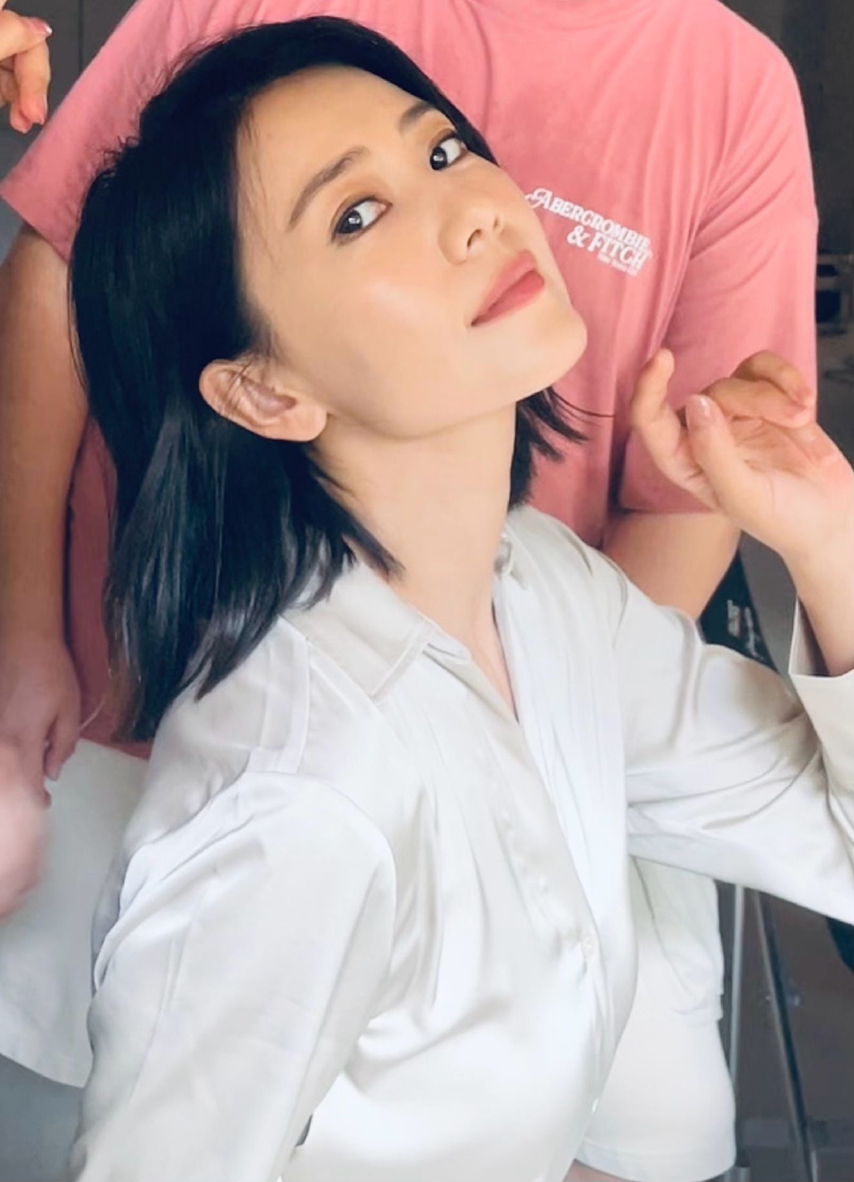 组图：高圆圆工作室晒工作生图白衣淡妆侧颜精致状态好