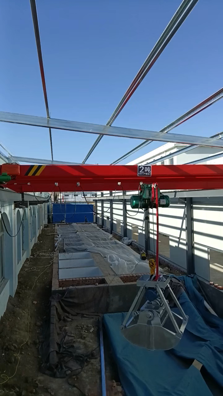 酿酒厂车间专用单梁起重机搭配不锈钢抓斗,安装调试完成-度小视