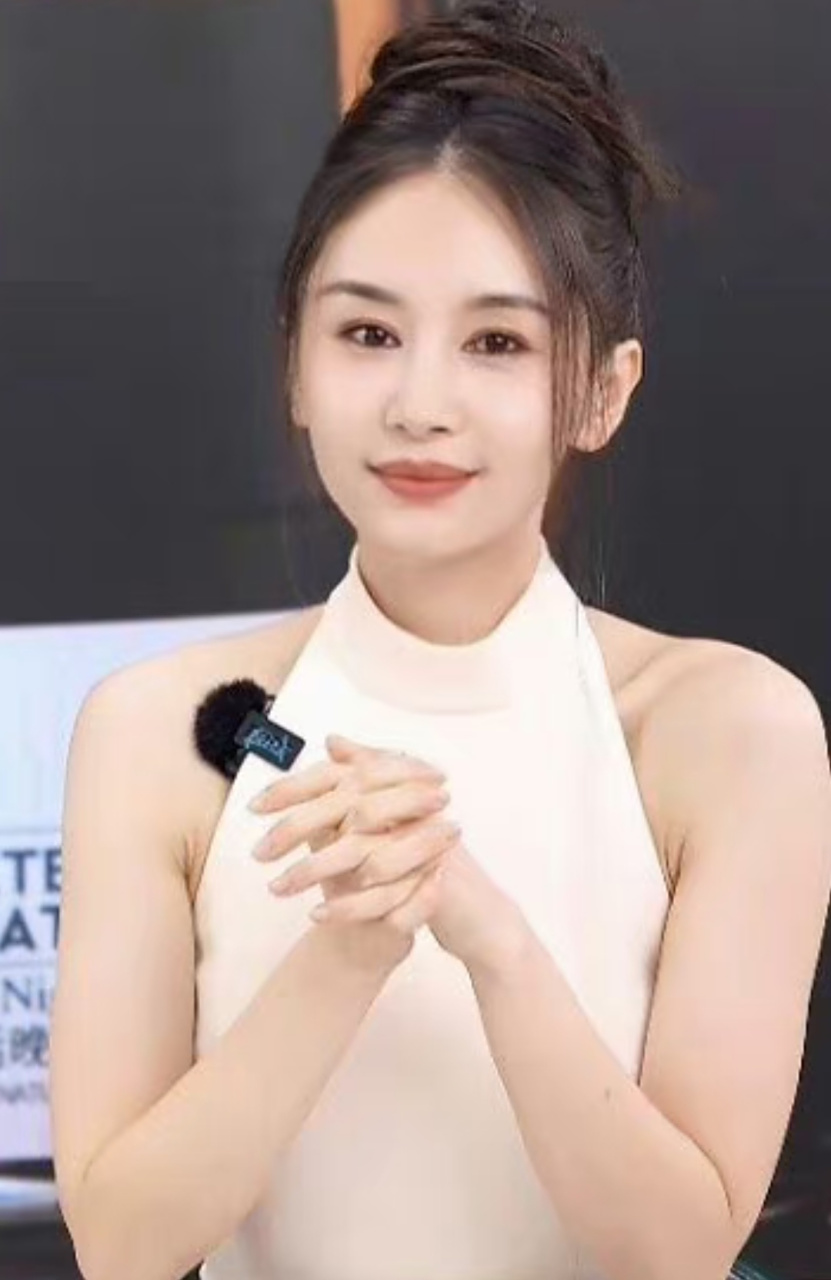 王子文亮相直播间上热搜,复古的盘发衬托得她年轻不少,衣服不再是黑灰