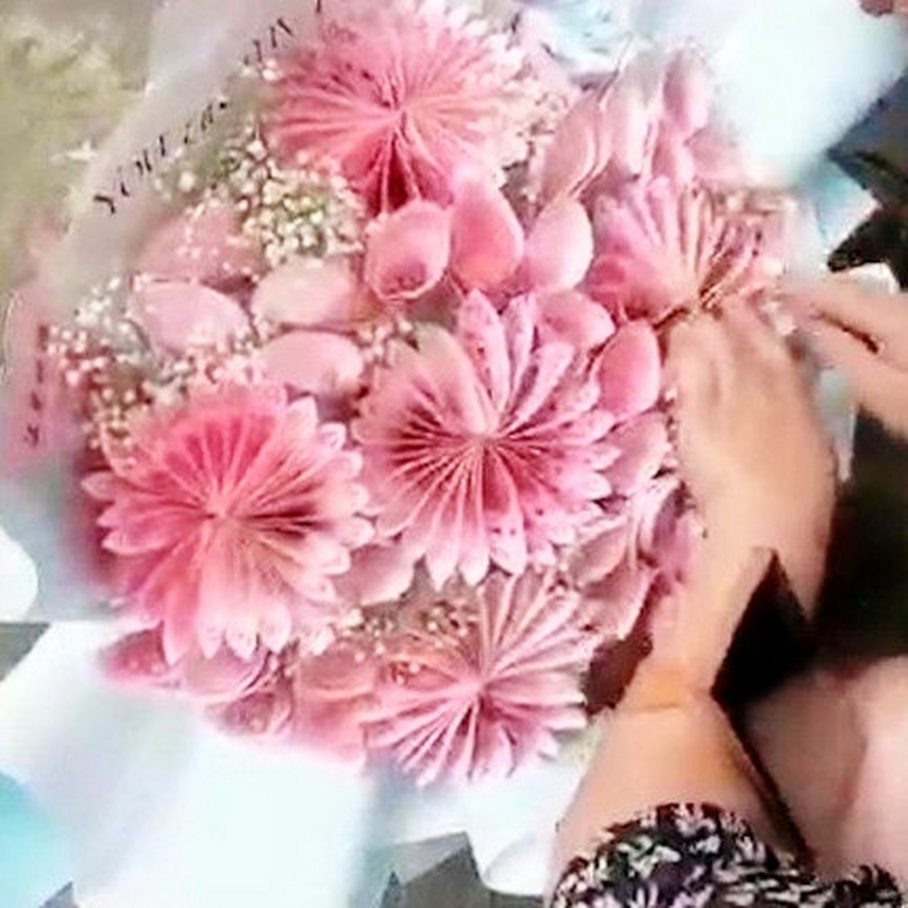 湖南一对父子在花店购买9999元"人民币花束",隔天投诉至人民银行要求