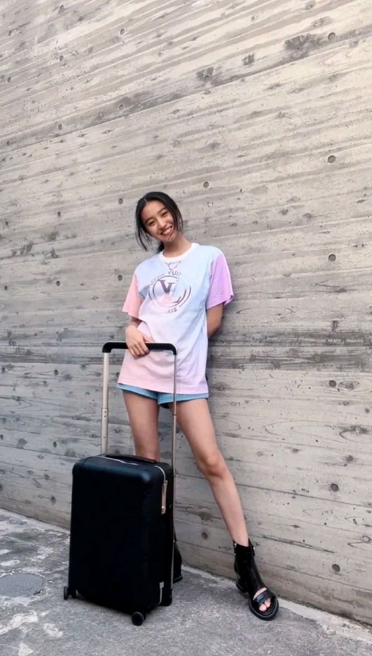 小美女木村光希晒出一组街拍,她穿了一件白色加粉红色拼色的短袖t恤