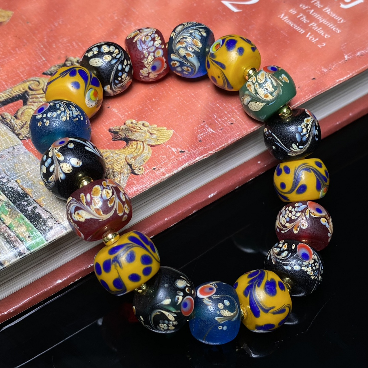 偶遇老者珍藏佛家七宝之一老琉璃凤尾手链——罕见带凤眼的琉璃古珠