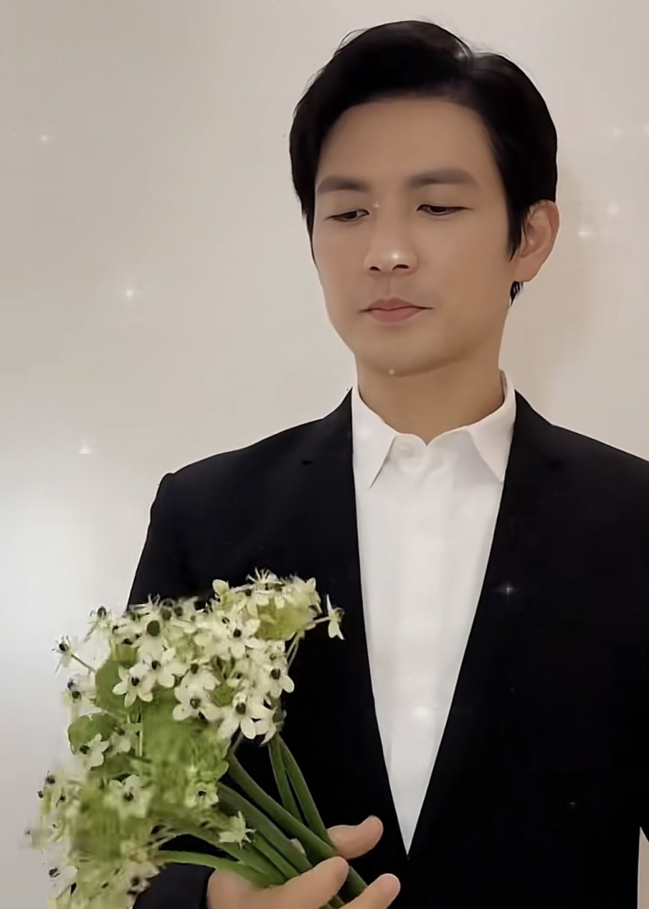 秦岚# #钟汉良# 新剧亦舞之城,今日在成都市郫都区开机,钟汉良说扯技