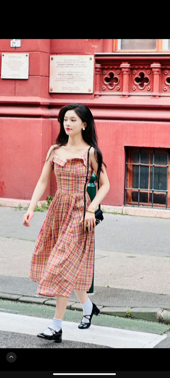 林允最新中餐厅路透!粉色格子裙浪漫一整街