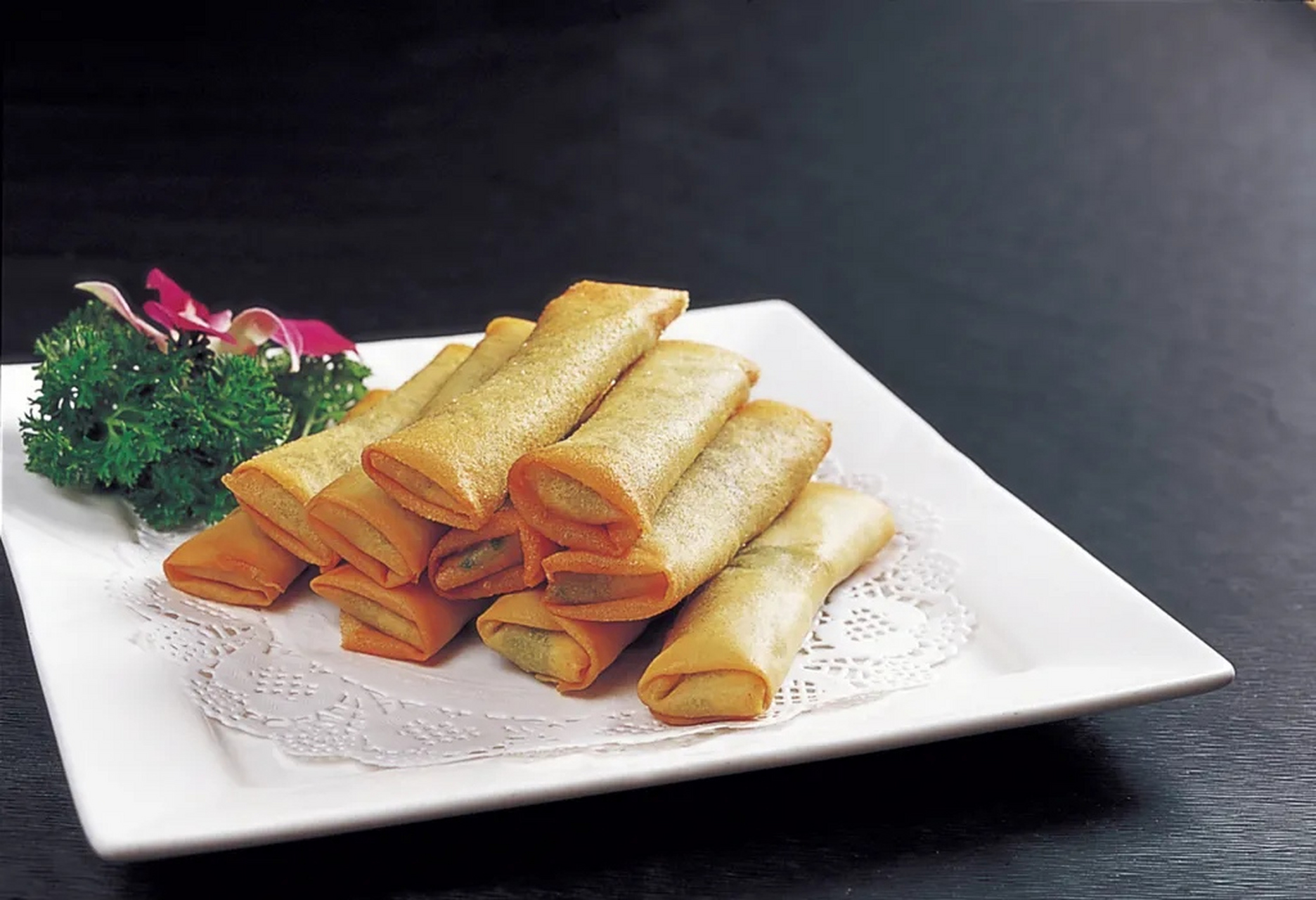 炸春卷是一道传统的中式炸菜,制作过程简单而美味.