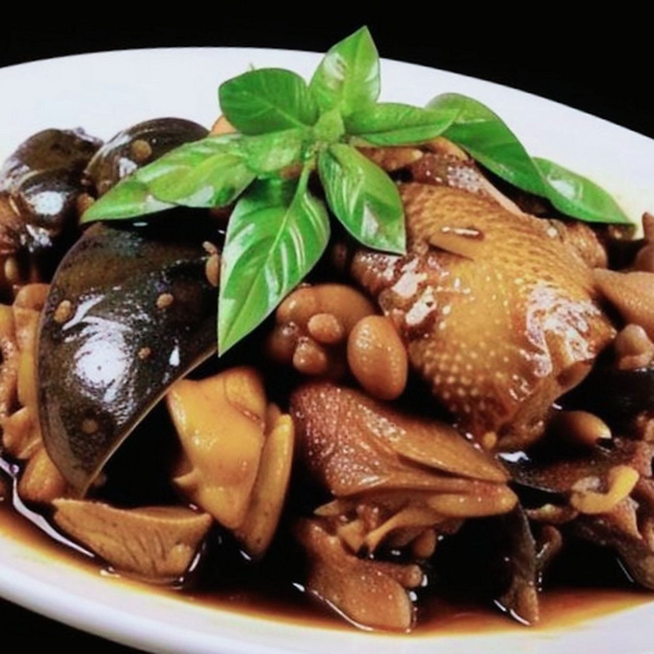 甲鱼烧鸡是一道具有浓郁地域特色的美食,发源于中国的湖南省.