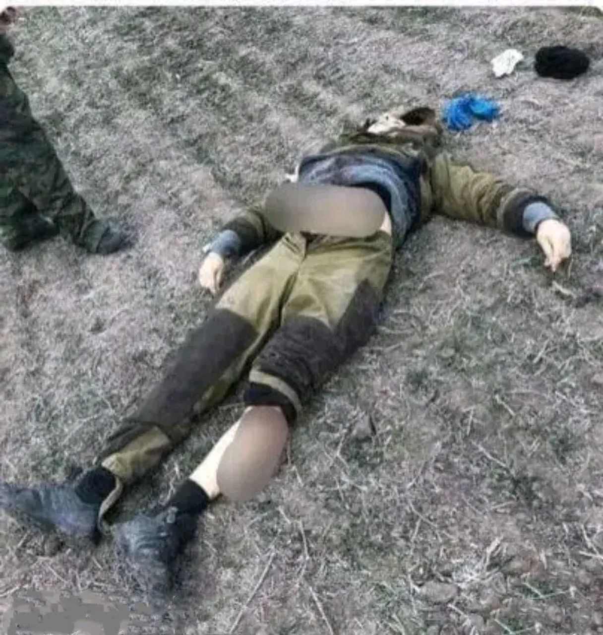 这张照片拍摄于乌克兰战场上,一个乌军的女兵牺牲后被弃尸荒野,看上去