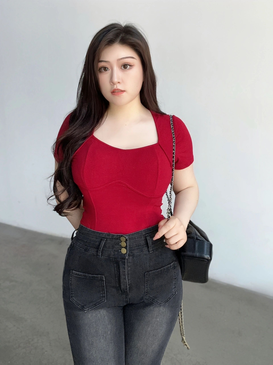 我喜欢这件红色上衣搭配黑色喇叭牛仔裤,显瘦显性感!