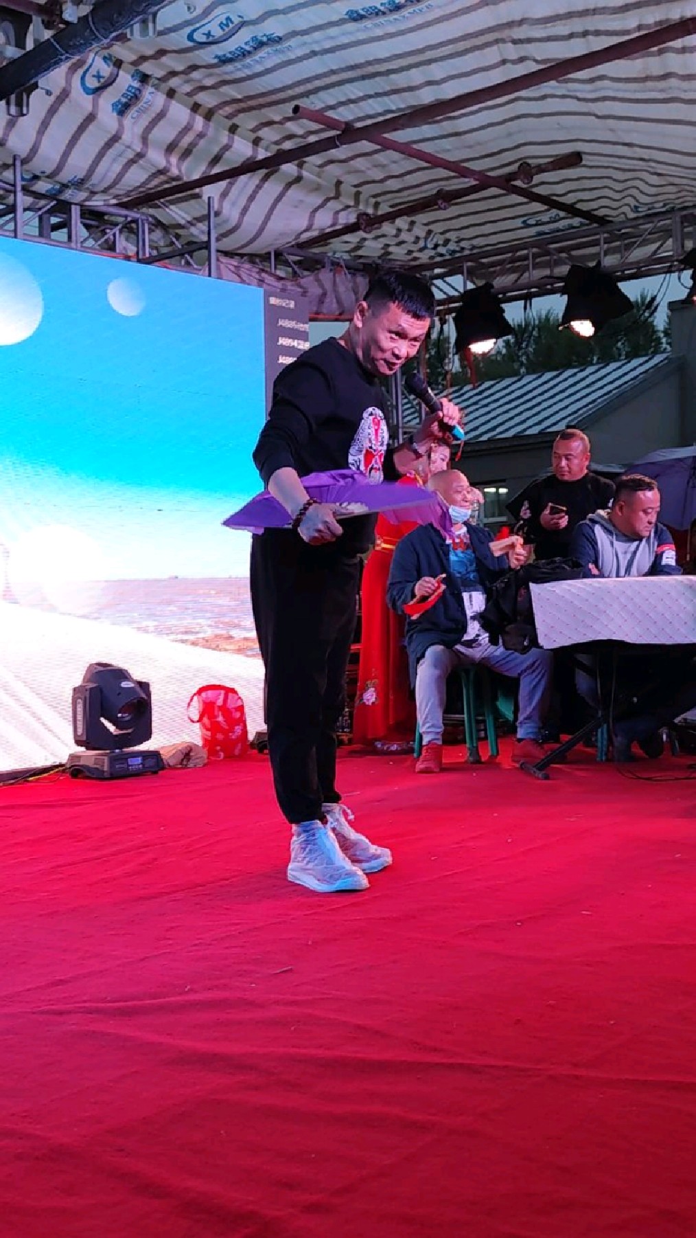 东北二人转艺人刘红星在双城区表演小快板