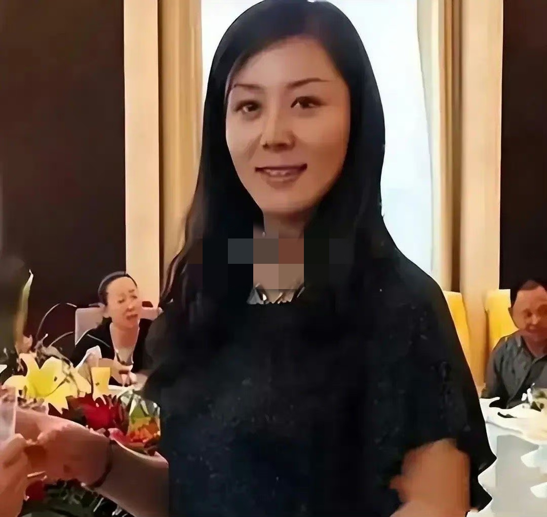 据说当时甘肃省办公厅副主任火荣贵在酒局上看到她第一眼就无法自拔.