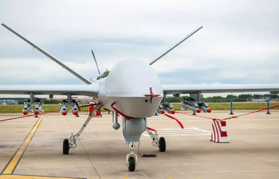 翼龙2无人机一出手,瞬间消灭上百武装分子,太给国产武器长脸了