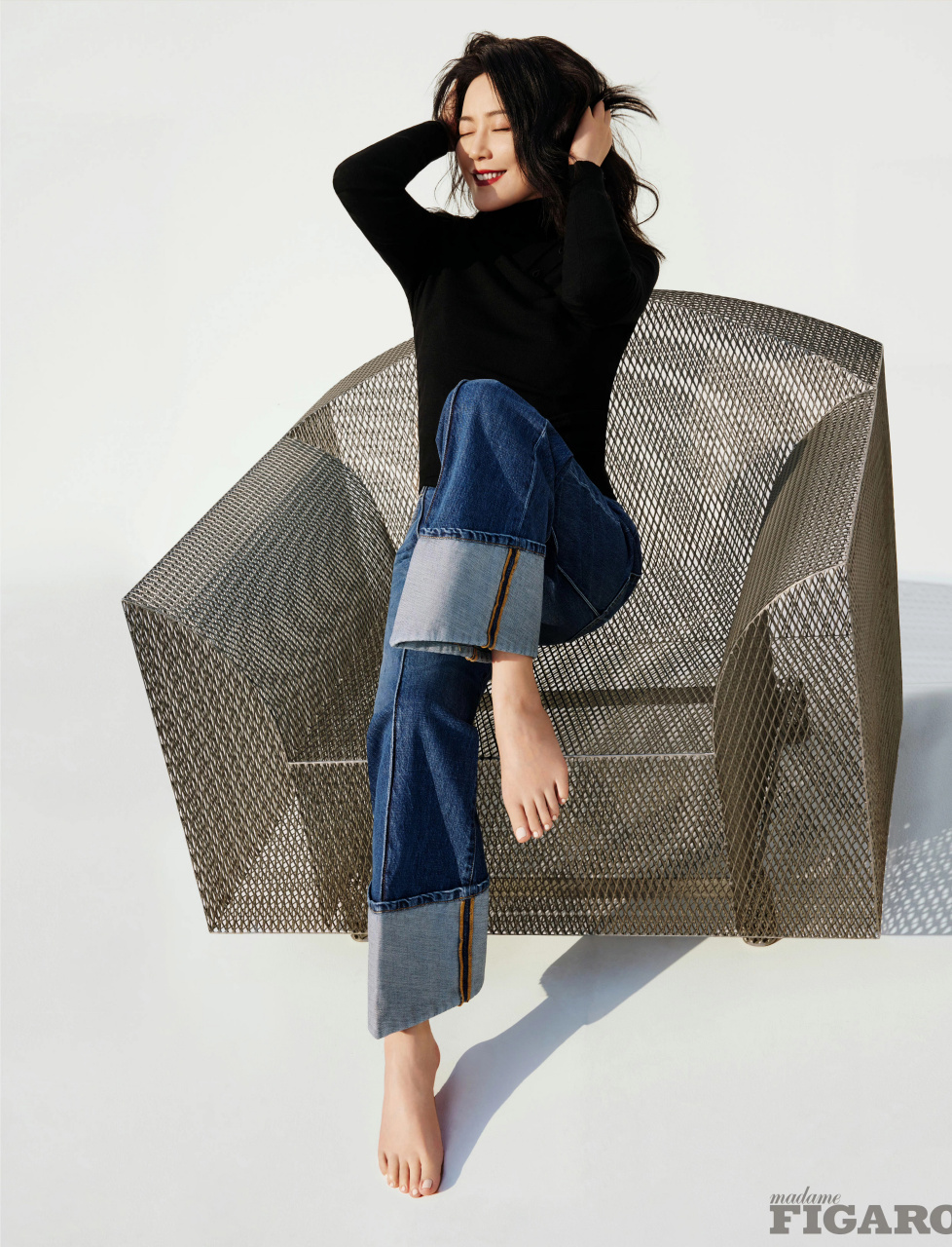 演员俞飞鸿光脚拍摄杂志封面,1999年,俞飞鸿凭借古龙剧《小李飞刀》被