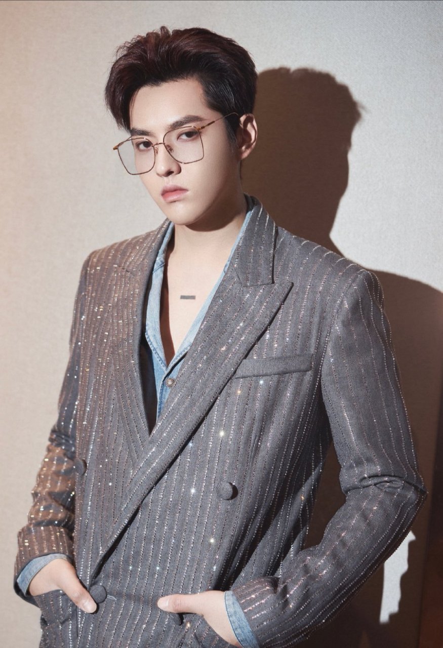 优雅又性感撩人,佩戴金丝眼镜,雅痞帅气的文艺绅士范儿～ #吴亦凡