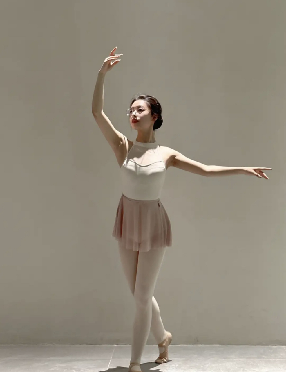 戴眼镜的芭蕾舞气质美少女