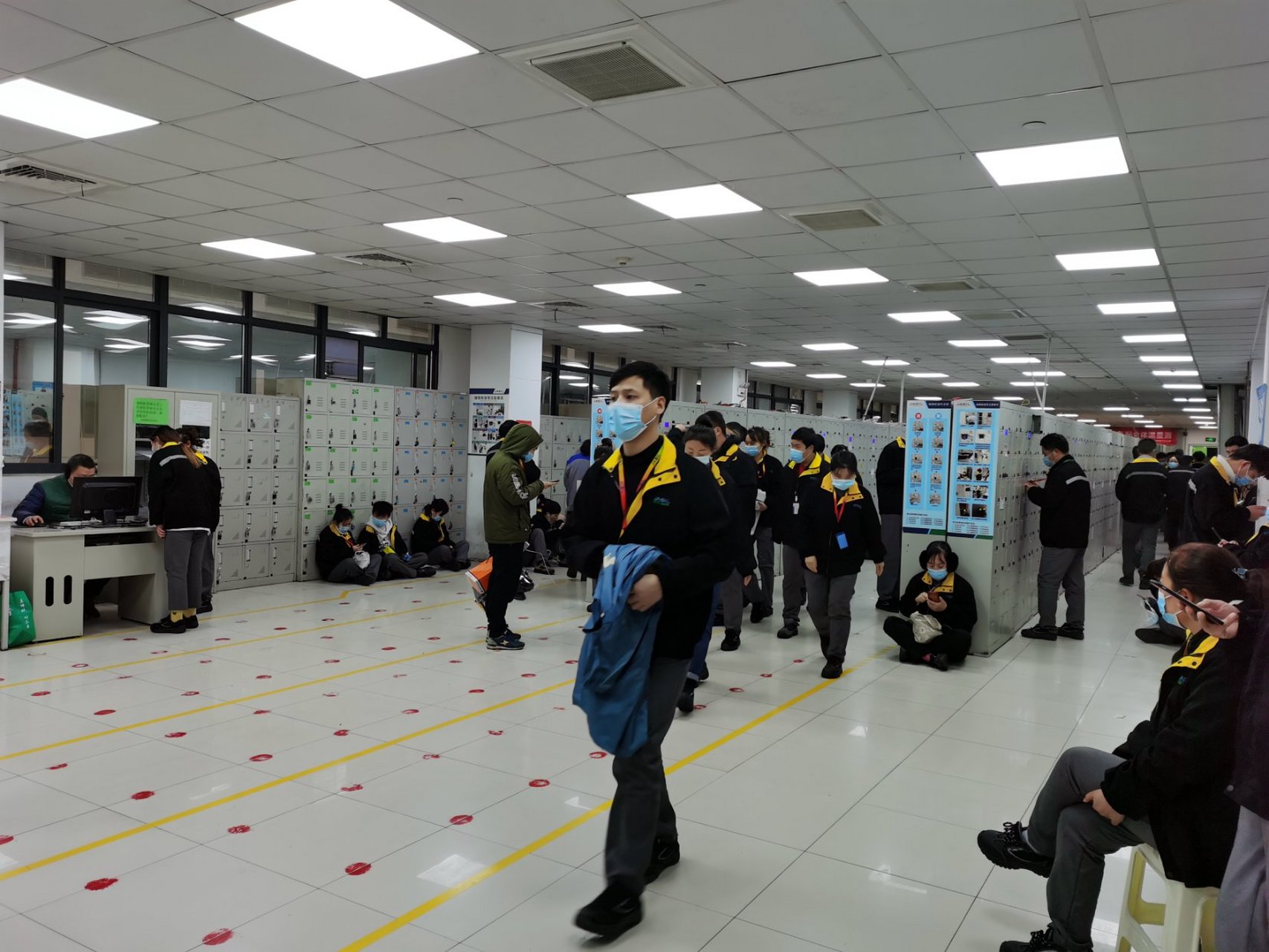 刚吃完晚饭,在储物室休息,看见又来了很多新员工,感觉捷普天天都在找